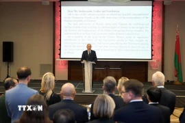 Phó Thủ tướng Belarus Anatoly Aleksandrovich Sivak phát biểu tại buổi lễ. (Ảnh: Đại sứ quán Việt Nam tại Belarus cung cấp)
