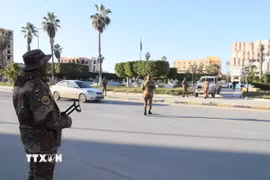 Binh sỹ gác trên đường phố tại Zawiya, Libya. (Ảnh: THX/TTXVN)