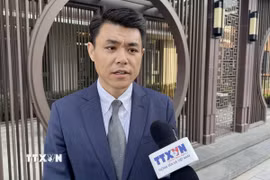 Nhà báo Ngụy Vi, Trưởng ban Việt ngữ, Đài Phát thanh-Truyền hình Trung ương Trung Quốc trả lời phỏng vấn phóng viên TTXVN tại Bắc Kinh. (Ảnh: Công Tuyên/TTXVN)