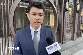 Nhà báo Ngụy Vi, Trưởng ban Việt ngữ, Đài Phát thanh-Truyền hình Trung ương Trung Quốc trả lời phỏng vấn phóng viên TTXVN tại Bắc Kinh. (Ảnh: Công Tuyên/TTXVN)