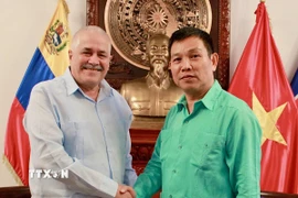 Đại sứ Cuba tại Venezuela Dagoberto Rodríguez và Đại sứ Vũ Trung Mỹ chụp ảnh chung. (Ảnh: Đại sứ quán Việt Nam tại Cuba)