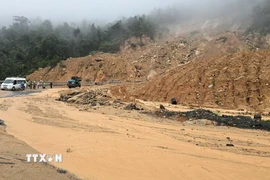 Khối lượng đất đá sạt lở trên đèo Khánh Lê (tỉnh Khánh Hòa) ước tính hàng trăm m3 phủ kín mặt đường. (Ảnh: Đặng Tuấn/TTXVN)