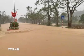 Một số tuyến đường ở Huế bị ngập, nước chảy siết do mưa lớn. (Ảnh: TTXVN phát)
