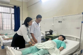 Thăm hỏi nạn nhân vụ sạt lở đèo Khánh Lê tại Bệnh viện Đa khoa tỉnh Khánh Hòa. (Ảnh: Phan Sáu/TTXVN)