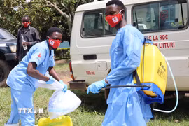 Nhân viên y tế khử trùng thiết bị sau khi một bệnh nhân nghi nhiễm Ebola tử vong, tại Bunia, tỉnh Ituri, Cộng hòa Dân chủ Congo, ngày 21/5/2026. (Ảnh: THX/TTXVN)