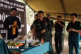 Đại tá Trần Hữu Ích (Chỉ huy trưởng Bộ Chỉ huy Quân sự thành phố Đà Nẵng) thực hiện công tác tâm linh tìm kiếm, quy tập hài cốt liệt sỹ tại khu vực hang Đá Sập (thôn Lâm Tây, xã Hà Nha). (Ảnh: Khoa Chương/TTXVN)