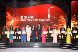 Vinh danh các gương tiêu biểu trong phong trào học tập và làm theo tấm gương tư tưởng đạo đức, phong cách Hồ Chí Minh các tỉnh miền Trung-Tây Nguyên. (Ảnh: Văn Tý/TTXVN)