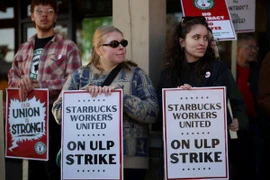 Nhân viên Starbucks đình công trước một cửa hàng tại California, Mỹ. (Ảnh: Reuters)