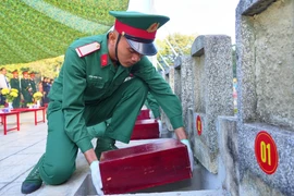 Đội an táng làm nhiệm vụ hạ huyệt, an táng hài cốt liệt sĩ tại liệt sĩ tại Nghĩa trang liệt sỹ Đồi 82 - Tây Ninh. (Ảnh: Minh Phú/TTXVN)