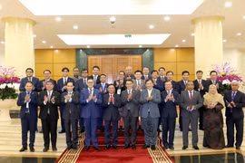 Đồng chí Trần Cẩm Tú, Uỷ viên Bộ Chính trị, Thường trực Ban Bí thư cùng Trưởng đoàn các chính đảng các nước ASEAN chụp ảnh chung. (Ảnh: Phương Hoa/TTXVN)