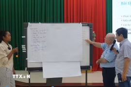 Đại biểu tham gia bài tập thực hành tại hội thảo. (Ảnh: Đức Tâm/TTXVN)