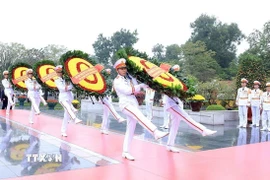 Lãnh đạo TP Hồ Chí Minh dâng hương tưởng nhớ anh hùng liệt sỹ dịp Tết Bính Ngọ