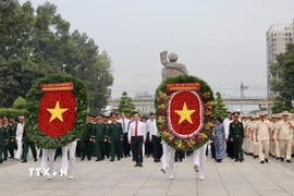 Ủy viên Bộ Chính trị, Bí thư Thành ủy Thành phố Hồ Chí Minh Trần Lưu Quang cùng đoàn đại biểu Thành phố dâng hương, hoa tưởng niệm các anh hùng liệt sỹ tại Nghĩa trang Liệt sỹ Thành phố ở phường Long Bình. (Ảnh: Thanh Vũ/TTXVN)