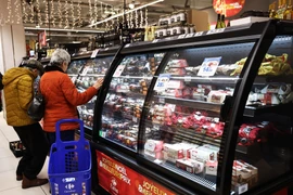 Người tiêu dùng mua sắm tại siêu thị ở Paris, Pháp. (Ảnh: THX/TTXVN)