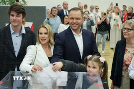 Ứng cử viên Tổng thống Ba Lan Karol Nawrocki (giữa) bỏ phiếu bầu Tổng thống vòng hai tại điểm bầu cử ở Warsaw, Ba Lan, ngày 1/6/2025. (Ảnh: PAP/TTXVN)