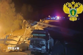 Hiện trường vụ sập cầu khiến tàu khách bị vùi lấp ở Bryansk, Nga, ngày 1/6/2025. (Ảnh: THX/TTXVN)