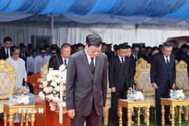 Tổng Bí thư, Chủ tịch nước Lào Thongloun Sisoulith cùng các đồng chí lãnh đạo Đảng, Nhà nước dành một phút tưởng niệm đồng chí Xaysomphone Phomvihane, Ủy viên Bộ Chính trị, Chủ tịch Quốc hội Lào. (Ảnh: Phương Hoa/TTXVN)