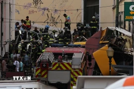 Lực lượng cứu hỏa và cảnh sát tại hiện trường vụ tai nạn tàu điện ở Lisbon, Bồ Đào Nha ngày 3/9/2025. (Ảnh: THX/TTXVN)