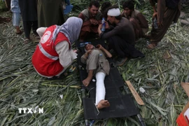 Một nhân viên của Hiệp hội Trăng lưỡi liềm đỏ Afghanistan chăm sóc người bị thương tại khu vực bị động đất ở huyện Nurgal, tỉnh Kunar ngày 1/9/2025. (Ảnh: THX/TTXVN)
