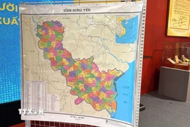 Ấn phẩm Bản đồ giấy với tỷ lệ 1:90.000 về 34 địa phương sau sáp nhập. (Ảnh: Ngọc Bích/TTXVN)