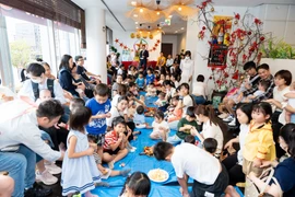 Sự kiện diễn ra trong không khí rộn ràng, ấm cúng gợi nhớ nét đẹp Trung thu truyền thống quê nhà. (Ảnh: Xuân Giao/TTXVN)