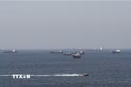 Tàu thuyền di chuyển trên eo biển Hormuz, ngoài khơi tỉnh Musandam, Oman, ngày 18/4/2026. (Ảnh: Reuters/TTXVN)