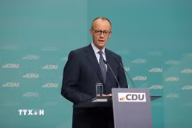 Lãnh đạo Liên minh CDU/CSU Friedrich Merz phát biểu trong cuộc họp báo ở Berlin. (Ảnh: THX/TTXVN)