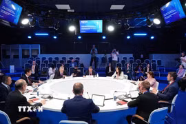 Phiên thảo luận “Nga-APEC: Triển vọng hợp tác rộng mở đến năm 2035”. (Ảnh: Tâm Hằng/TTXVN)