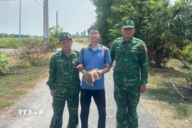 Đối tượng Nguyễn Mạnh Dư (đối tượng bị truy nã) bị Đồn Biên phòng Cửa khẩu Quốc tế Mộc Bài bắt giữ khi đang nhập cảnh trái phép. (Ảnh: TTXVN phát)