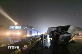 Ôtô tải biến dạng sau vụ tai nạn. (Ảnh: Trung Nguyên/TTXVN)