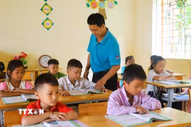 Thầy Phan Ngọc Khánh, giáo viên Điểm trường Tiểu học bản Na Ngân (thuộc Trường Phổ thông dân tộc bán trú Tiểu học Nga My, tỉnh Nghệ An) trong giờ lên lớp. (Ảnh: Xuân Tiến/TTXVN)