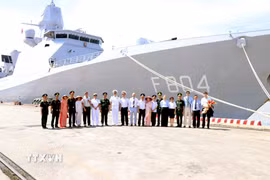 Đại diện các lực lượng chấp pháp chào đón đại diện Tàu Hải quân Hoàng gia Hà Lan HNLMS De Ruyter. (Ảnh: Hoàng Ngọc/TTXVN)