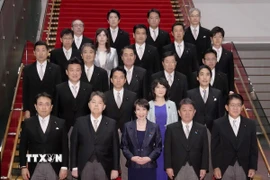 Tân Thủ tướng Nhật Bản Sanae Takaichi (giữa, hàng trước) cùng các thành viên Nội các chụp ảnh chung tại Tokyo ngày 21/10/2025. (Ảnh: Kyodo/TTXVN)