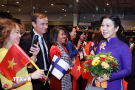 Cộng đồng người Việt Nam tại Phần Lan đón Tổng Bí thư Tô Lâm và Phu nhân. (Ảnh: Thống Nhất/TTXVN)