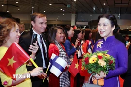 Cộng đồng người Việt Nam tại Phần Lan đón Tổng Bí thư Tô Lâm và Phu nhân. (Ảnh: Thống Nhất/TTXVN)