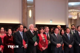 Ủy viên Bộ Chính trị, Giám đốc Học viện Chính trị Quốc gia Hồ Chí Minh Nguyễn Xuân Thắng (hàng đầu, thứ 3, phải sang) và các quan khách dự Lễ kỷ niệm. (Ảnh: Hữu Tiến/TTXVN)