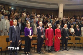 Các đại biểu làm lễ chào cờ. (Ảnh: Thanh Bình/TTXVN)