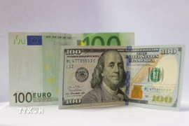 Đồng euro và đồng USD. (Ảnh: THX/TTXVN)