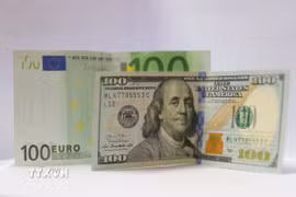 Đồng euro và đồng USD. (Ảnh: THX/TTXVN)