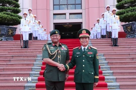 Đại tướng Nguyễn Tân Cương và Thiếu tướng Dato Paduka Seri Faji Muhammad Haszaimi Bin Bol Hassan trước giờ hội đàm. (Ảnh: Trọng Đức/TTXVN)