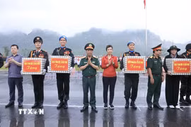Tổng Giám đốc TTXVN Vũ Việt Trang cùng lãnh đạo Bộ Quốc phòng tặng quà các lực lượng tham gia hợp luyện. (Ảnh: Tuấn Anh/TTXVN)