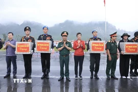 Tổng Giám đốc TTXVN Vũ Việt Trang cùng lãnh đạo Bộ Quốc phòng tặng quà các lực lượng tham gia hợp luyện. (Ảnh: Tuấn Anh/TTXVN)