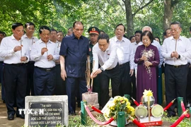 Chủ tịch Quốc hội Trần Thanh Mẫn và nguyên Tổng Bí bí thư Nông Đức Mạnh và đại biểu dâng hương tại Đình Tân Trào. (Ảnh: Doãn Tấn/TTXVN)