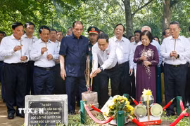 Chủ tịch Quốc hội Trần Thanh Mẫn và nguyên Tổng Bí bí thư Nông Đức Mạnh và đại biểu dâng hương tại Đình Tân Trào. (Ảnh: Doãn Tấn/TTXVN)