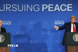 Tổng thống Mỹ Donald Trump (phải) và Tổng thống Nga Vladimir Putin trong cuộc họp báo chung tại Căn cứ Elmendorf-Richardson ở Anchorage, bang Alaska (Mỹ) ngày 15/8/2025. (Ảnh: THX/TTXVN)