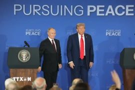 Tổng thống Mỹ Donald Trump (phải) và Tổng thống Nga Vladimir Putin trong cuộc họp báo chung tại Căn cứ Elmendorf-Richardson ở Anchorage, bang Alaska (Mỹ) ngày 15/8/2025. (Ảnh: THX/TTXVN)
