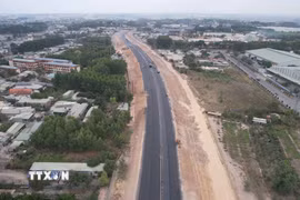 Máy móc, nhân lực thi công cao tốc Biên Hòa-Vũng Tàu. (Ảnh: Công Phong/TTXVN)