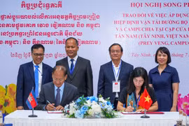 Đại diện Cục Đường bộ Việt Nam và Bộ Giao thông Công chính Vương quốc Campuchia ký Biên bản thống nhất triển khai thực hiện Hiệp định vận tải đường bộ giữa hai nước đối với cặp cửa khẩu quốc tế Tân Nam-Meun Chey. (Ảnh: Minh Phú/TTXVN)