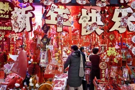 Người dân mua sắm đồ trang trí lễ hội tại một trung tâm thương mại ở Bắc Kinh. (Ảnh: Xinhua)