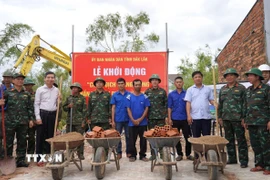 Lãnh đạo tỉnh Đắk Lắk cùng người dân xã Tuy An Bắc thực hiện nghi thức động thổ xây dựng nhà ở. (Ảnh: Tường Quân/TTXVN)